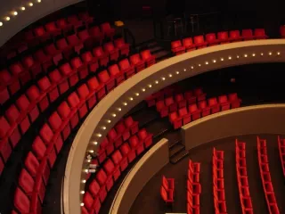 Rode theaterstoelen in halve cirkel op balkon theater